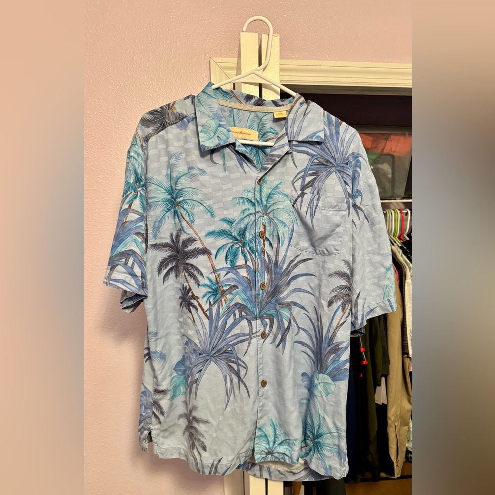 Tommy Bahama men’s medium Silk button down tropical print shirt. Used